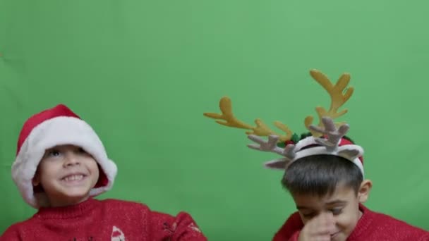 Hermanos Traviesos Invitando Santa Claus Venir Bailando Agarrando Cartel Imágenes — Vídeos de Stock