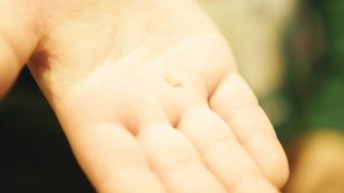 Çekilmiş süt dişini Noel ağacının önünde elinde tutan tatlı çocuk. Yüksek kalite fotoğraf