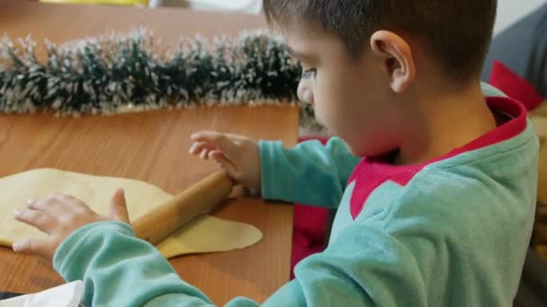 Roztomilý Předškolní Chlapec Elfím Kostýmu Pomocí Válečku Výrobu Sušenek Vánoční — Stock video