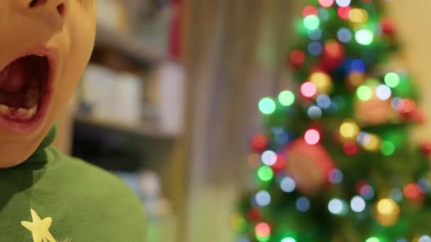 Sütlü Dişini Çekip Noel Ağacının Önündeki Boşluğu Gösteren Tatlı Çocuk — Stok video