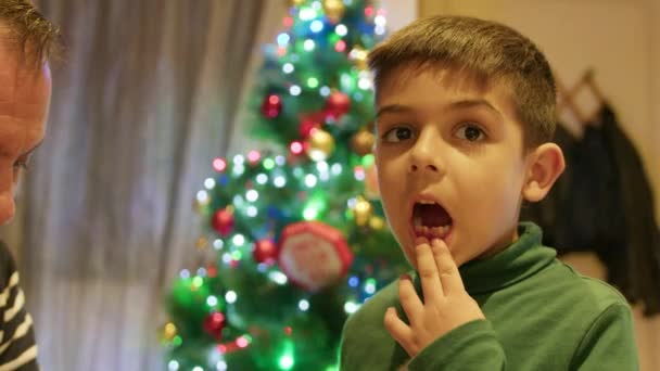 Roztomilý Chlapec Který Právě Vytrhl Mléčný Zub Ukázal Díru Před — Stock video