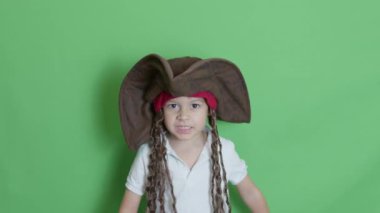 Sevimli korsan anaokulu çocuğu kızgın surat yapıyor ve makasıyla kamerayı dilimliyor. Yüksek kalite 4k görüntü