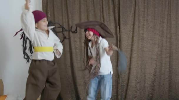 Chicos Lindos Vestidos Con Trajes Piratas Saltando Cama Imágenes Alta — Vídeos de Stock