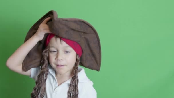 Słodki Chłopiec Usuwający Piracki Kapelusz Włosy Odizolowane Zielonym Tle Wysokiej — Wideo stockowe