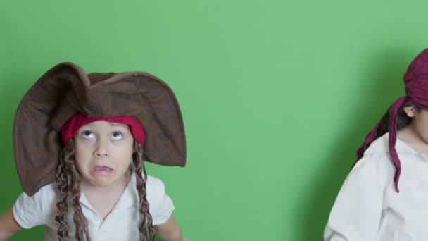 Roztomilé Děti Hrají Piráty Školák Dělá Legrační Výrazy Tváři Izolované — Stock video