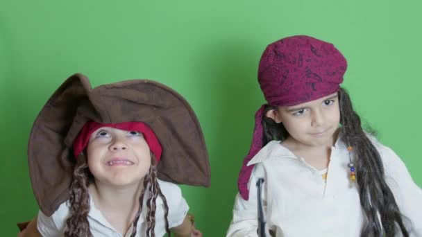 Piráti Děti Kostýmech Ukazující Palce Nahoru Hrající Šavlemi Vysoce Kvalitní — Stock video
