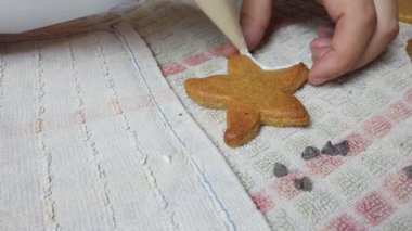 Yıldızları süsleyen, kremalı zencefilli kurabiye. Yüksek kalite 4k görüntü