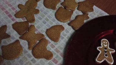 Kırmızı tabağın yanında zencefilli kurabiye ve kremalı zencefilli adam var. Yüksek kalite 4k görüntü