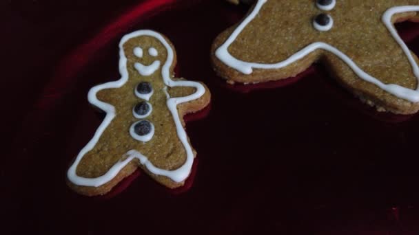 Gingerbread Homem Biscoitos Família Prato Vermelho Fecha Imagens Alta Qualidade — Vídeo de Stock