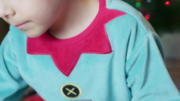Roztomilý Elf Chlapec Opravuje Hračky Pro Děti Odhaluji Sklon Výstřelu — Stock video