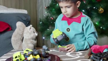Noel Baba atölyesindeki sevimli elf çocuk sincabı ile çocuklara oyuncak tamir ediyor. Yüksek kalite 4k görüntü