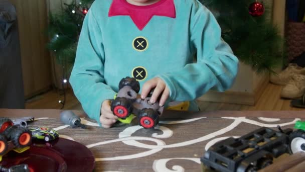 Schattige Elfenjongen Die Speelgoed Voor Kinderen Repareert Kantel Omhoog Schiet — Stockvideo