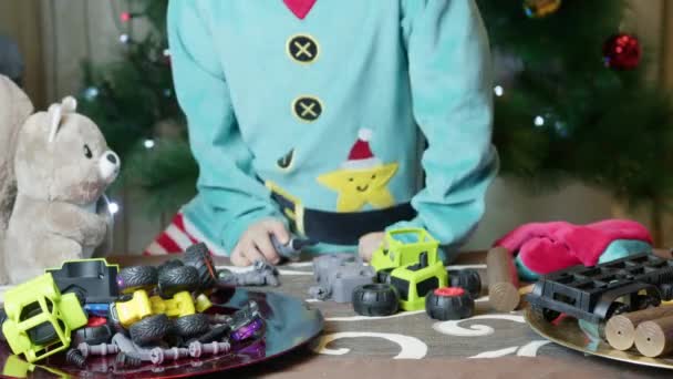 可爱的小精灵孩子 在圣诞老人车间里和他的朋友松鼠一起为孩子们修理玩具 高质量的4K镜头 — 图库视频影像