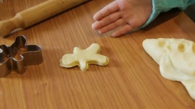 Tatlı elf çocuk Noel ağacının önünde zencefilli kurabiye yapıyor. Ağır çekim. Yüksek kalite 4k görüntü