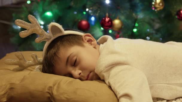 Lindo Chico Finge Dormir Frente Árbol Navidad Tratando Atrapar Santa — Vídeos de Stock