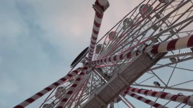 Gün batımında Lunaparkta Feribot Tekerleği. Düşük açı. Yüksek kalite 4k görüntü