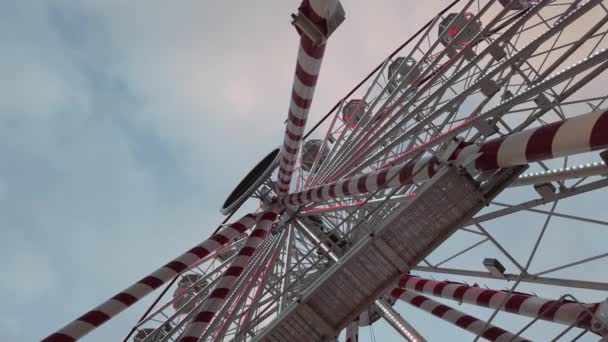 Gün Batımında Lunaparkta Feribot Tekerleği Düşük Açı Yüksek Kalite Görüntü — Stok video
