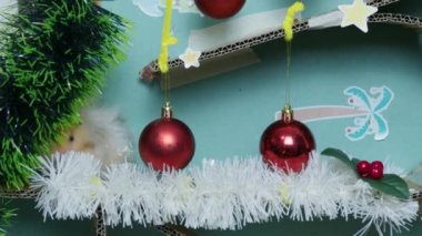 Noel süslemeli labirentte sevimli bir hamster. Kendini sıkıyor. Yüksek kalite 4k görüntü