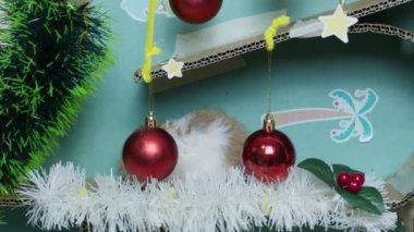 Noel süslemeli labirentte sevimli bir hamster. Yüksek kalite 4k görüntü