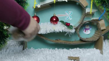 Noel süslemeli labirentte sevimli bir hamster. Yüksek kalite 4k görüntü