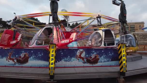バレタ マルタ 2023 回転ヘリコプターで子供のためのリトル空港アミューズメントパーク乗り クリスマス休暇中のフェアランド 高品質の4K映像 — ストック動画