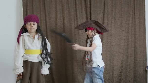 ベッドでジャンプする海賊の衣装を着たかわいい少年たち 高品質の4K映像 — ストック動画