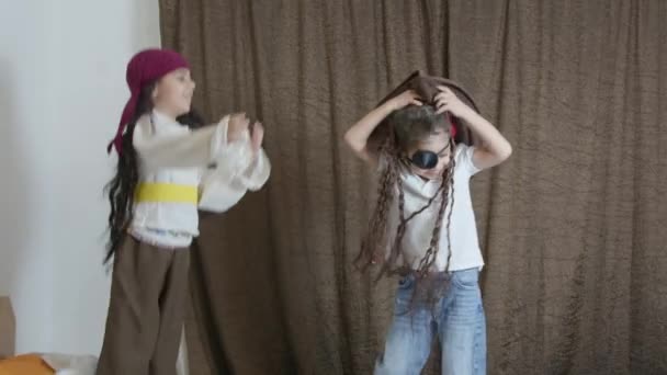 穿着海盗服装的可爱男孩跳到床上 高质量的4K镜头 — 图库视频影像