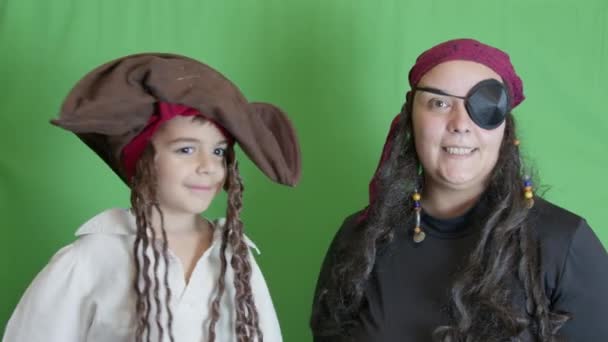 Piratenspiel Mutter Und Sohn Piratenkostüm Zeigen Daumen Hoch Vereinzelt Auf — Stockvideo