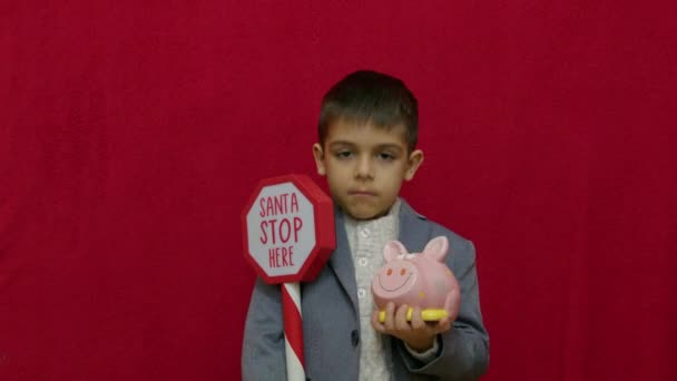 Aranyos Gyerek Egy Üzleti Öltönyben Malacperselyben Kéri Mikulást Hogy Látogasson — Stock videók
