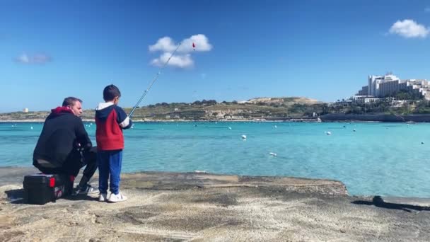 Pai Filho Pesca Dia Ensolarado Primavera Malta Qawra Mar Mediterrâneo — Vídeo de Stock