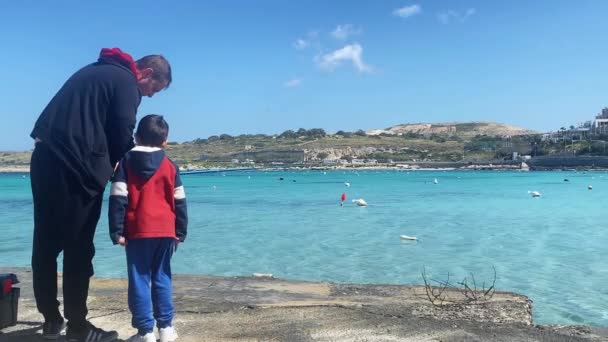 Padre Hijo Pescando Soleado Día Primavera Malta Qawra Mar Mediterráneo — Vídeo de stock