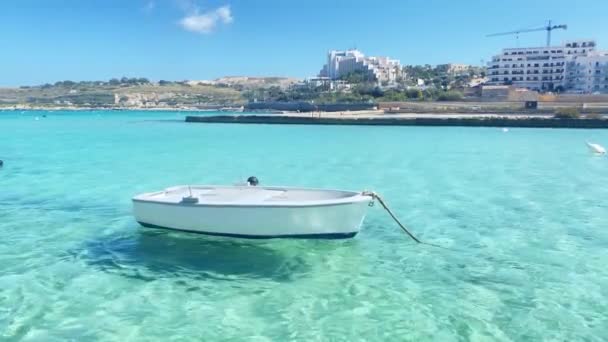 Pequeño Barco Flotando Mar Mediterráneo Aguas Cristalinas Esmeralda Qawra Malta — Vídeos de Stock