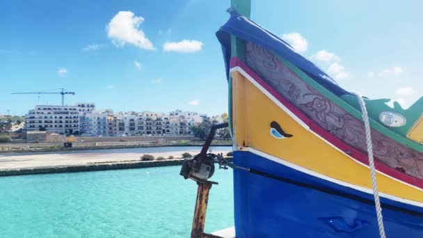 Zbliżenie Kolorowych Maltańskich Łodzi Okiem Zatoce Qawra Maltańska Łódź Rybacka — Wideo stockowe