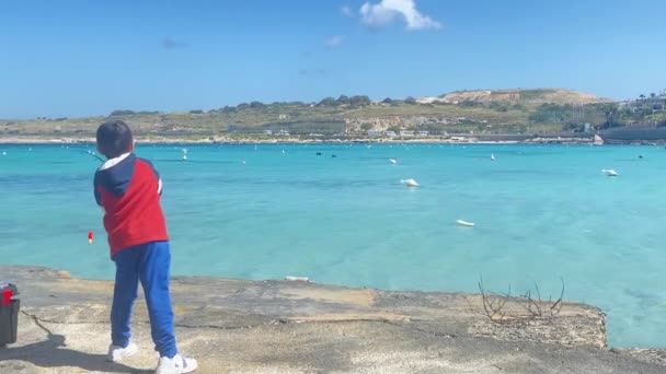 Aranyos Gyermek Halászat Kristálytiszta Vizekben Mediterrán Tengeri Malta Kiváló Minőségű — Stock videók