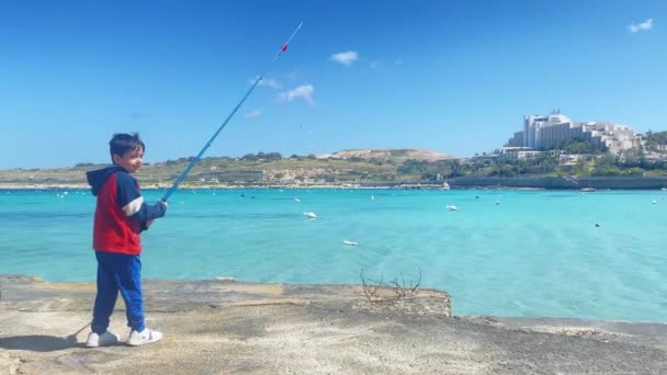 Schattig Kind Vissen Het Kristalheldere Water Middellandse Zee Malta Hoge — Stockvideo