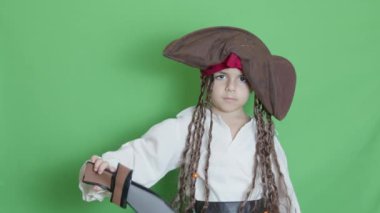 Şirin çocuk korsan palayı alıp yeşil ekrana yapıştırarak havayı kesiyor. Yüksek kalite 4k görüntü