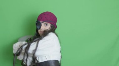 Şirin çocuk korsan palayı alıp yeşil ekrana yapıştırarak havayı kesiyor. Yüksek kalite 4k görüntü