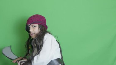 Şirin çocuk korsan palayı alıp yeşil ekrana yapıştırarak havayı kesiyor. Yüksek kalite 4k görüntü