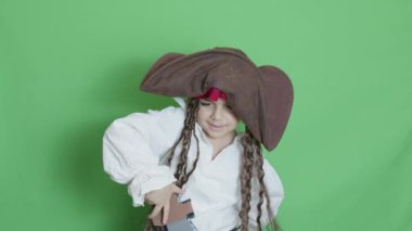 Şirin çocuk korsan palayı alıp yeşil ekrana yapıştırarak havayı kesiyor. Yüksek kalite 4k görüntü