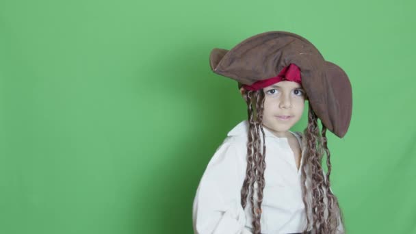 Korsan Gibi Giyinmiş Şirin Bir Çocuk Baş Parmağını Gösteriyor Yeşil — Stok video