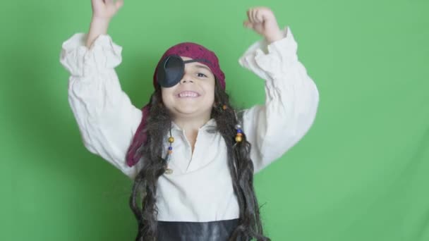 Cute Dziecko Przebrane Pirata Pokazując Kciuki Górę Odizolowany Zielonym Ekranie — Wideo stockowe
