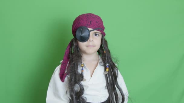 可爱的孩子打扮成海盗 满脸怒容 大姆大拇指垂头丧气 不同意 在绿色上隔绝的慢动作 高质量的4K镜头 — 图库视频影像