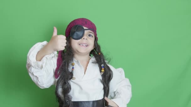 Мила Дитина Одягнена Пірат Показує Великий Палець Вгору Ізольовані Зеленому — стокове відео