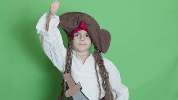 Słodkie Dziecko Ubrane Jak Pirat Pokazując Kciuk Górę Odizolowany Zielonym — Wideo stockowe