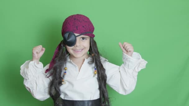 Criança Bonita Vestida Pirata Mostrando Polegar Para Cima Isolado Tela — Vídeo de Stock
