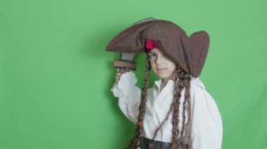 Şirin çocuk korsan palayı alıp yeşil ekrana yapıştırarak havayı kesiyor. Yüksek kalite 4k görüntü