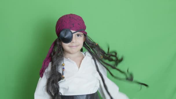 可爱的孩子打扮成海盗 调整假头发和微笑 慢动作隔离在绿色屏幕上 高质量的4K镜头 — 图库视频影像