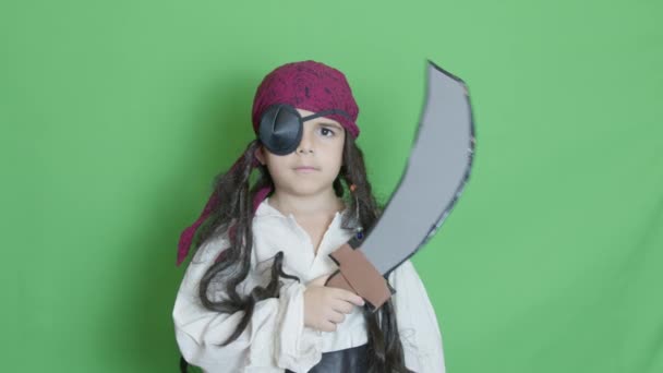 Bonito Pirata Infantil Tomando Cutlass Cortando Através Isolado Tela Verde — Vídeo de Stock