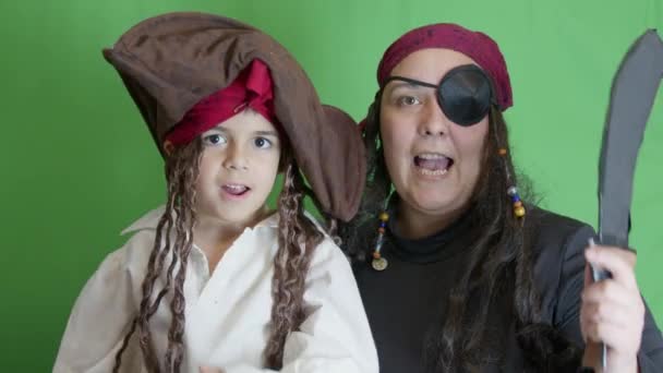 Piratenspel Mam Zoon Verkleed Als Piraten Met Cutlass Poseren Groene — Stockvideo