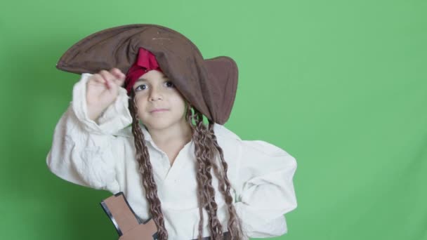 沉默寡言 穿着海盗服装的可敬的孩子不同意某些事 隔离在绿色 慢动作与复制空间 高质量的4K镜头 — 图库视频影像